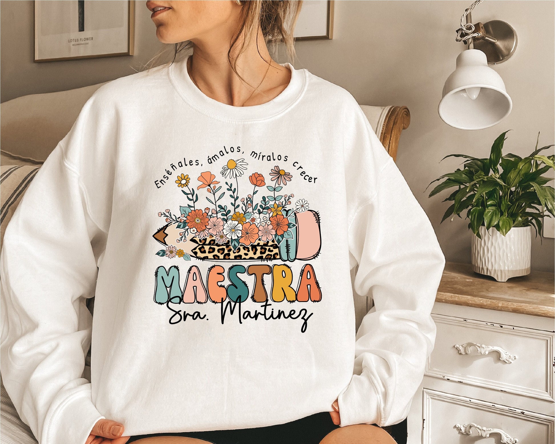 Teacher Shirt, Bilingual Teacher Shirt, Personalized Maestra Shirt, Maestra Bilingual, Flower Maestra Shirt, Spanish Teacher, Bilingual Gift